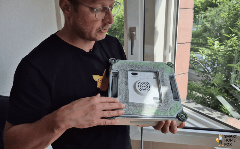 Der Lieferumfang zeigt die Hauptpads, Edge-Cleaning Pads und das Reinigungsmittel der Dreame C1 Station.